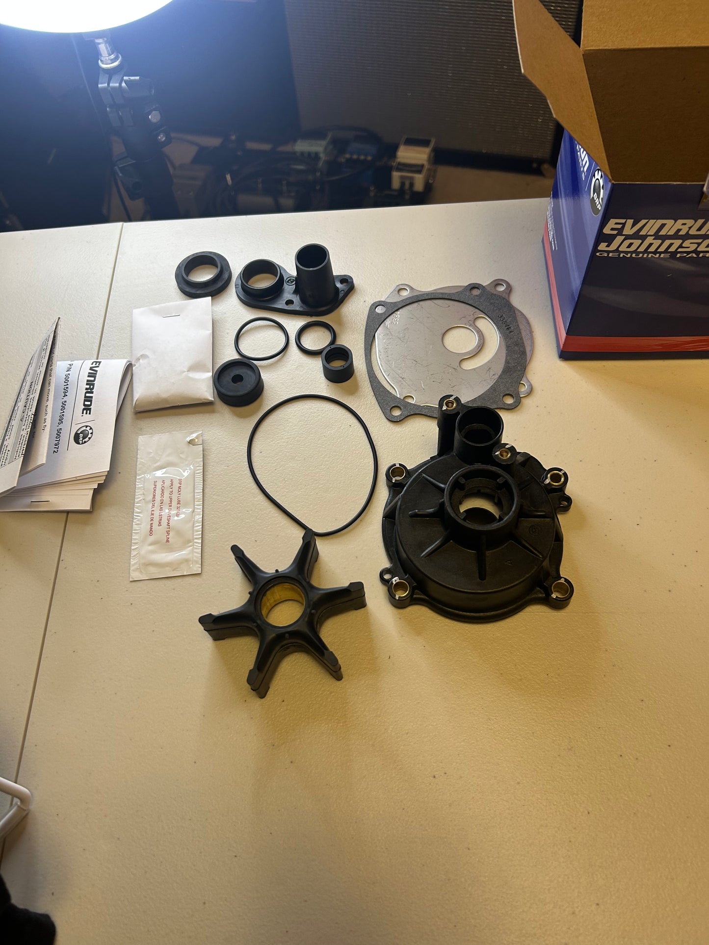 El kit completo de bomba de agua Johnson Evinrude reemplaza a 5001594 para motores V4 V6 Looper.