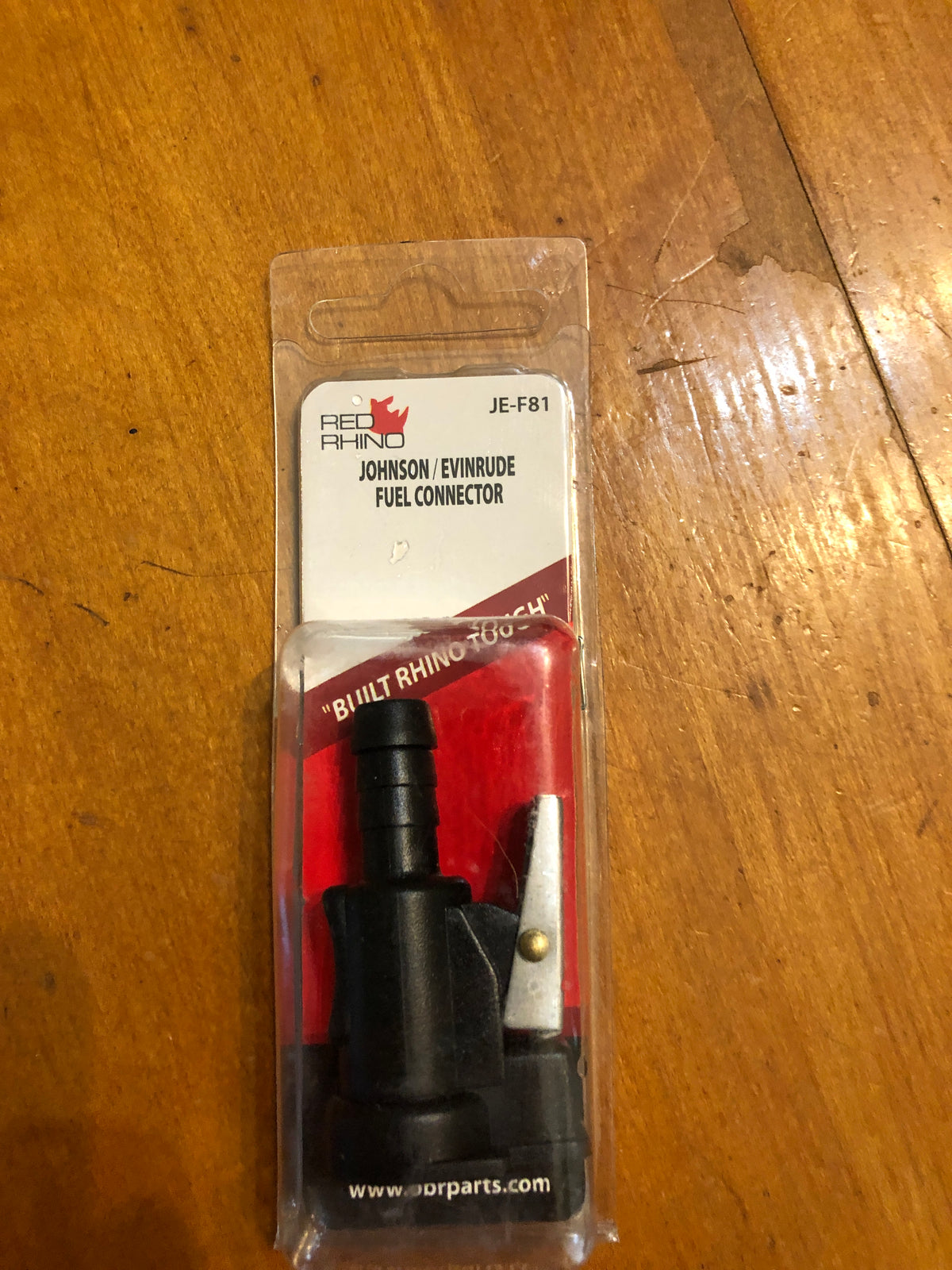 Conector de combustible Johnson Evinrude de 3/8" con espiga para manguera 775641.